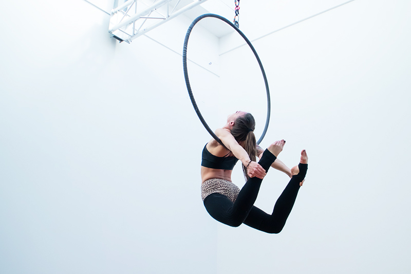 Philip und Sarah mit einem kleinen Acroyoga Auftritt bei der Polestructions Jahresfeier.