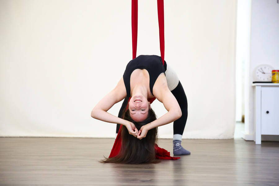 Philip und Sarah mit einem kleinen Acroyoga Auftritt bei der Polestructions Jahresfeier.